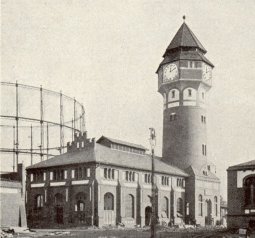 Zdjęcie archiwalne przedstawiające zakład amoniaku i wieża zbiorników wysokich gazowni gazowni na Tarnogaju (Wrocław)