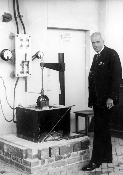 Ignacy Mościcki in a laboratory, National Digital Archives/public domain