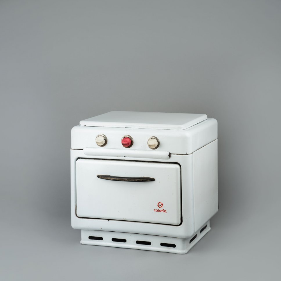 Double burner cooker with an oven