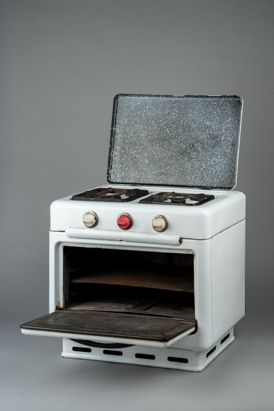 Double burner cooker with an oven