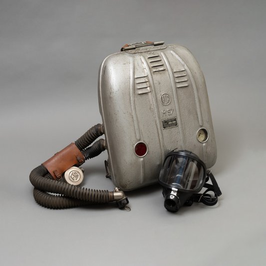 Oxygen backpack with mask