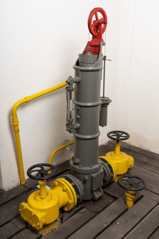 Gas suction regulator