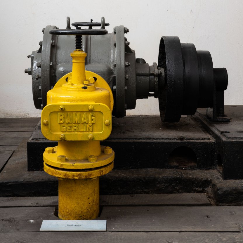 Gas suction pump