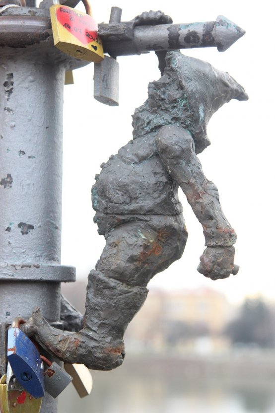 Gazuś, krasnal znajdujący się na latarni gazowej przy moście Tumskim, źródło: Pnapora/CC-3.0/Wikimedia Commons